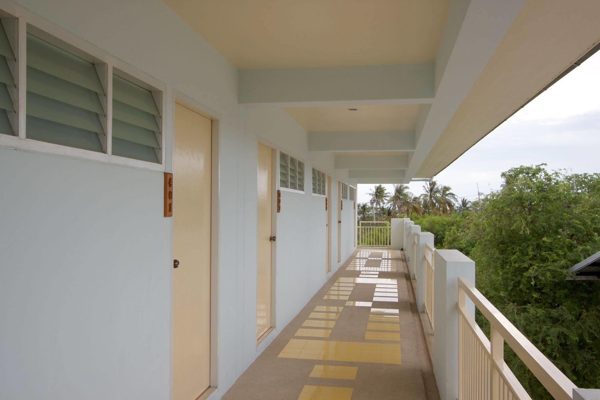 Charn Residence Bang Saen Ngoại thất bức ảnh
